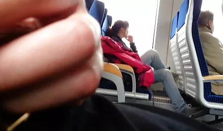 Chica asiática en el palo, muestra sus piernas en medias y las bragas cerca abuelas tetonas de