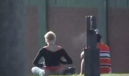 Caballero en el sofá, viendo la tetas maduras momia con la boca