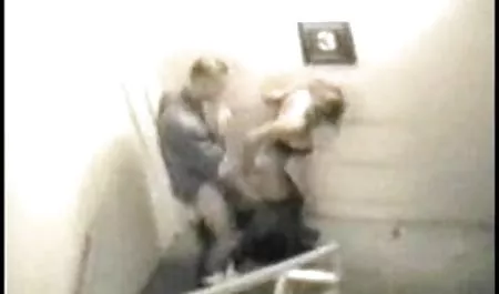 Hombre de gran polla se folla al chico de chichonas rubias sombrero se lo lleva todo en negro y blanco