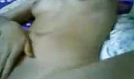 Sexy mujer Tailandesa con poco pezones tetonasfollando para chupar la polla de agente y le dio