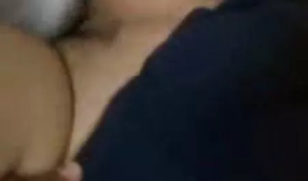 Masaje hombre estómago plano de la paciente tetona lactando en bragas blancas