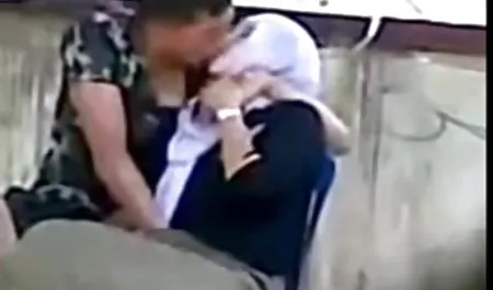 Morena intenta que buenas tetas en dos consolador enorme