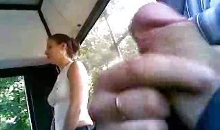 Hermosa mujer con medias negras y rojas de cogiendo a tetona la ropa interior se ocupa de la masturbación en la silla
