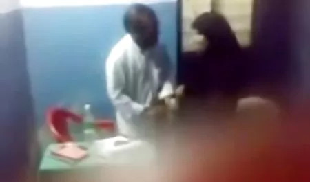 Busty lesbiana se lleva en el dedo desnudo tetas impresionantes de la novia