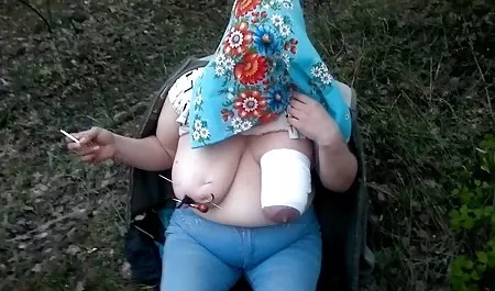 Chica cerca de la piscina abre sus piernas peruanas tetonas y tomó el tallo de una perra en el coño