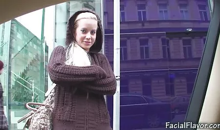 Un hombre cerca de la imagen, tetonas mamadoras tales como larvas de la novia en el coño