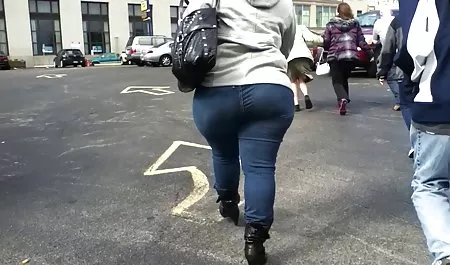 Mujer viejas con tetas grandes rusa con el pelo oscuro chupa un chico en la bañera
