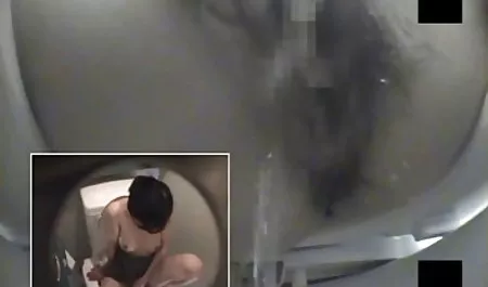 Sexy morena en las medias de las golondrinas masturba con consolador chichonas morenas