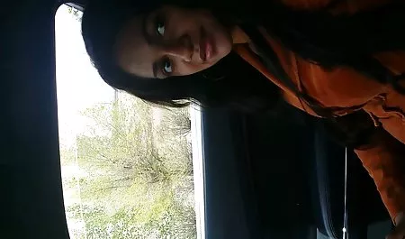 Rubia con gafas y un chico malo delante de tetas con pezones grandes la cámara