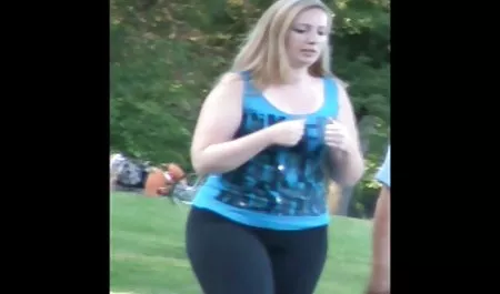 Los deportes de una mujer negra con el culo grande haciendo mamada de raza sexo tetas tetonas