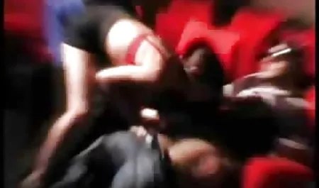 La niña pelirroja en un camisón de hablar desnudo inferior y hay un tetonsisimas chico en la cama